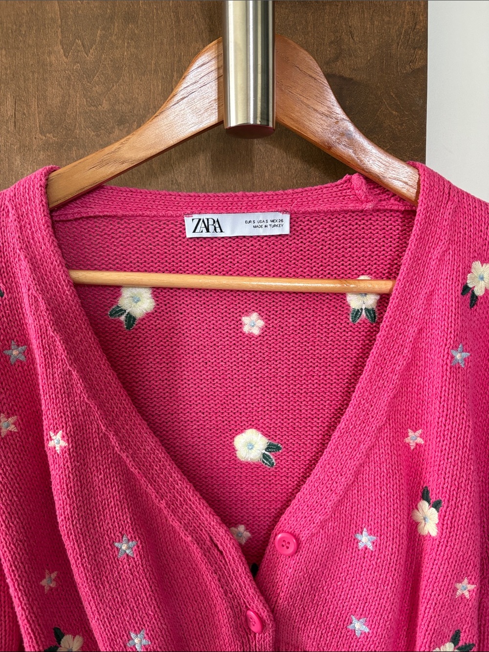 Zara Cropped V-Neck Cardigan with White Floral Accent - Picture 3 of 4